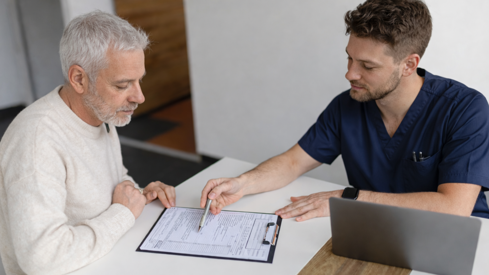 infirmier remplissant un document formulaire de la SAAQ avec un homme âgé